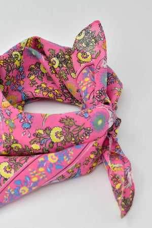Çiçek Desenli Pembe Bandana - Stil Sahibi Kadın Bandana Fular